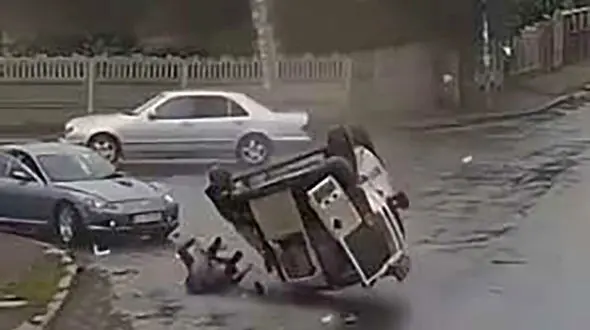 بیرون پرت شدن راننده خودروی شاسی بلند پس از یک تصادف شدید + فیلم