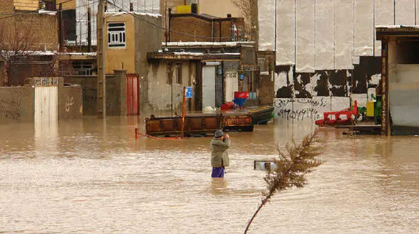 آب شهر «نورآباد» را فراگرفت/ تلاش برای انتقال مردم به مناطق امن