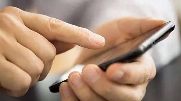 اگر در این حالت با موبایل کار کنید، کور می شوید! 