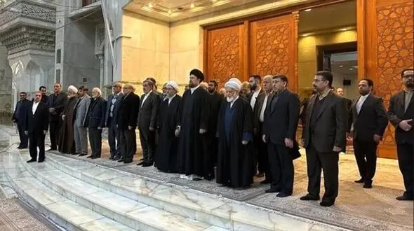 احمدی نژاد پای سخنرانی آملی لاریجانی نماند و رفت