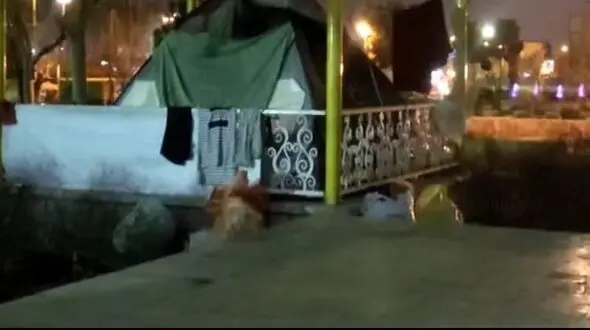 کارتن خواب‌ها و آلاچیق خواب های تهران امشب از سرما یخ خواهند زد! / خدمات اجتماعی شهرداری کجاست؟ + فیلم 