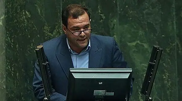 نماینده رزن :چرا مردم باید یک سال در صف انتظار تحویل خودروهای بی کیفیت باشند؟