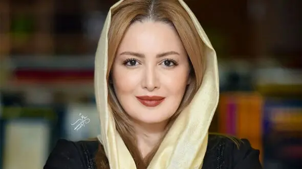 فیلم نگاهی به استایل مجلل و ایرانی پسند شیلا خداداد در جشن امضای کتاب اُمید/ لباسی اشرافی مزین شده با اشعار مولانا و جواهردوزی با 3000 کریستال