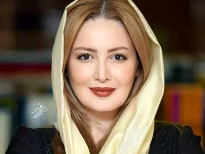 فیلم نگاهی به استایل مجلل و ایرانی پسند شیلا خداداد در جشن امضای کتاب اُمید/ لباسی اشرافی مزین شده با اشعار مولانا و جواهردوزی با 3000 کریستال