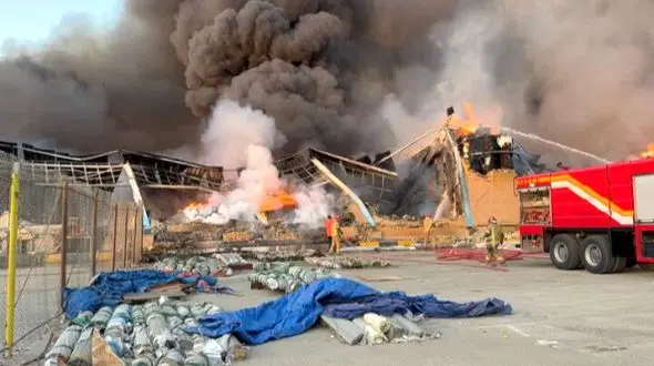 آتش‌سوزی گسترده در انبارهای گمرک منطقه ویژه اقتصادی کاوه