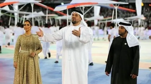 
خواننده ایرانی‌الاصل آواز جام ملت‌ها را خواند +عکس
