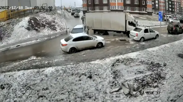 فیلم سرخوردن و تصادف زنجیره ای خودروها در خیابان یخ زده