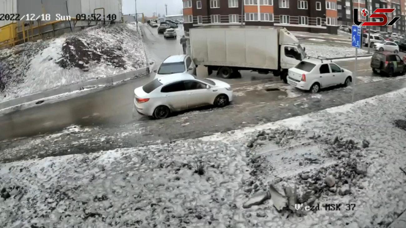 فیلم سرخوردن و تصادف زنجیره ای خودروها در خیابان یخ زده