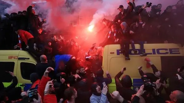 حمام خون بعد از بازی  لیورپول و رم / یک تماشاچی در کما است + فیلم و عکس‌های باورنکردنی