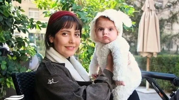 علاقه بامزه پسر شبنم قربانی به عروسک کاکتوس!چقدر گوگولی و خوردنیه این بچه!