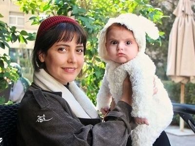 علاقه بامزه پسر شبنم قربانی به عروسک کاکتوس!چقدر گوگولی و خوردنیه این بچه!