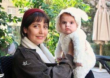 علاقه بامزه پسر شبنم قربانی به عروسک کاکتوس!چقدر گوگولی و خوردنیه این بچه!
