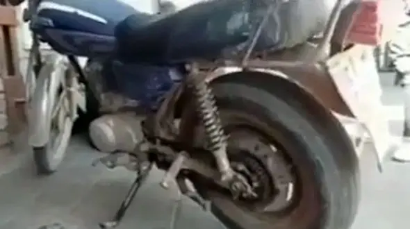 فیلم / خلاقیت بامزه جوان ایرانی؛ موتور هوندا با چرخ وانت تبدیل به شاهکار شد!