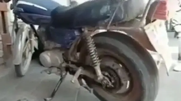 فیلم / خلاقیت بامزه جوان ایرانی؛ موتور هوندا با چرخ وانت تبدیل به شاهکار شد!