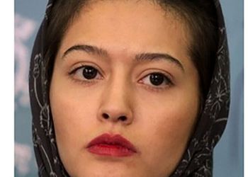 دکوراسیون شیک و امروزی گوشه ای از خانه پردیس احمدیه، ساحلِ سریال پوست شیر و چیدمانی زیبا با گل بابا آدم+ عکس