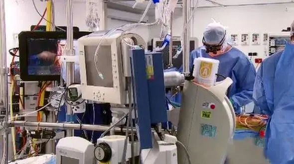 جراحی قلب باز برای نخستین بار در پارکینگ اتومبیل !+عکس