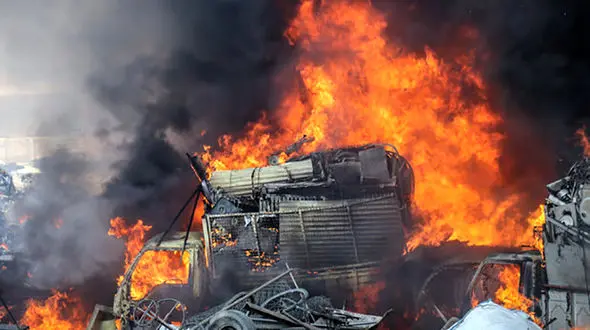 مهار شعله های آتش در انبار فروشگاه مواد غذایی 