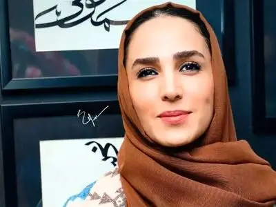 عکس / تیپ هنری «سوگل طهماسبی» در رونمایی کتاب «من شاعر نیستم» / از بوت های زیر زانو تا روپوش خوشرنگ ست شده با کتابش ... + میهمانانش 