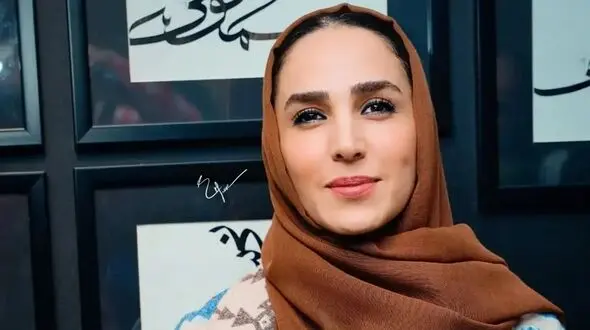 عکس / تیپ هنری «سوگل طهماسبی» در رونمایی کتاب «من شاعر نیستم» / از بوت های زیر زانو تا روپوش خوشرنگ ست شده با کتابش+ میهمانانش 