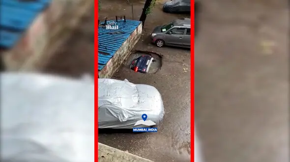 فیلم لحظه فرو رفتن خودرو در زمین بمبئی