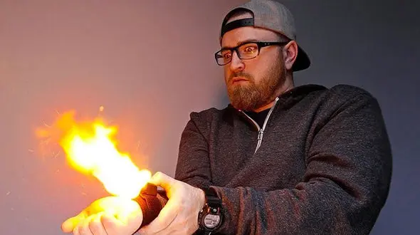 عجیب‌ترین اسلحه‌های دنیا / از شکلات انفجاری تا چتر سمی!