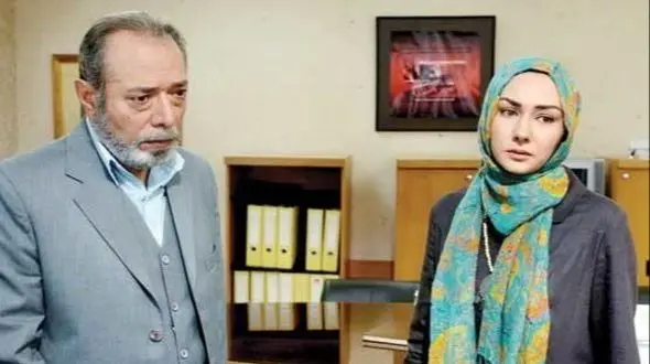 چیدمان مبلمان سلطنتی اتاق نشیمن علی نصیریان، حاج یونس فتوحی سریال میوه ممنوعه/ چه قاب باصفایی