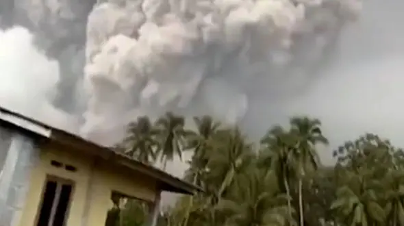 از آتش گرفتن زن تا فوران آتشفشان کوه روانگ اندونزی