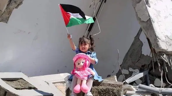 عکس عجیب از یک کودک در میان خرابه های غزه