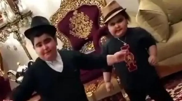 فیلم رقص آذری و اصیل دوتا پسربچه گردالی و تپل که قند تو دل هر آدمی آب میکنه