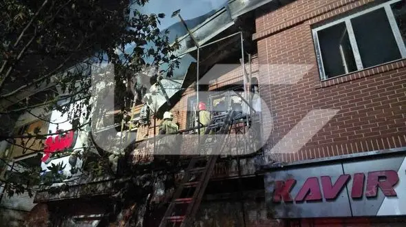 فیلم آتش‌سوزی گسترده در سفره‌خانه سنتی خیابان رجایی / شعله‌ها سقف‌های شیروانی گاراژ را بلعیدند