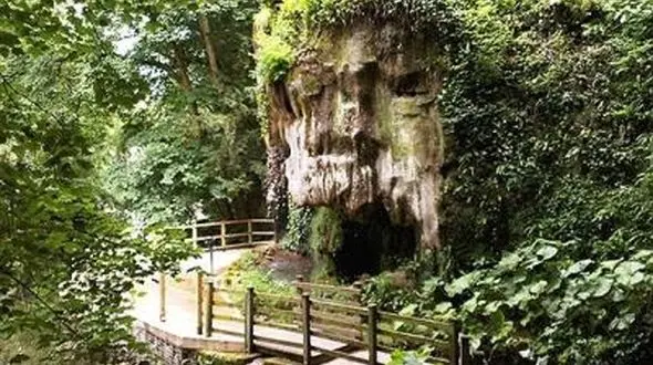 آبشار عجیبی که اشیا را به سنگ تبدیل می‌کند