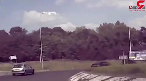  لحظه پرواز ماشین ون وسط میدان ! + فیلم