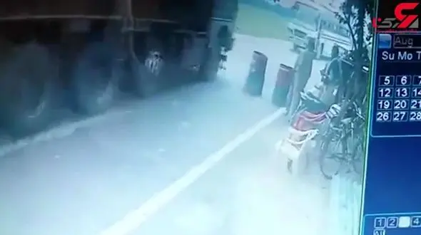 اتوبوس از روی 2 مامور پلیس رد شد !+فیلم