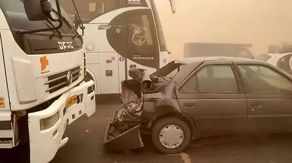 فیلم تصادف زنجیره ای خودرو ها در آزاد راه قم - گرمسار / طوفان همه جا را سیاه کرده بود