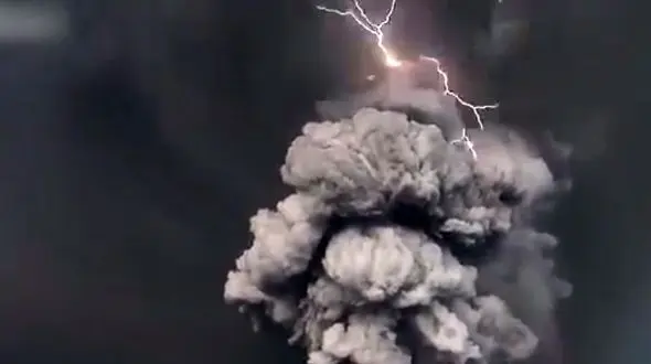 فیلم شگفت انگیز از رعد و برق در بالای آتشفشان+ عکس