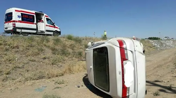 چهار مصدوم در پی واژگونی خودروی لاکچری + عکس