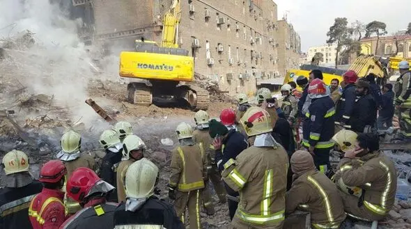 آتش نشان ها موفق به برداشتن دیوار ضلع غربی ساختمان پلاسکو شدند 