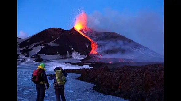 فوران آتشفشان آتنا در ایتالیا + عکس زیبا