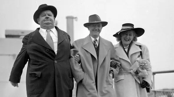 سفر در زمان؛ «لورل و هاردی» در کنار همسران شان در یک هتل در لندن؛ سال 1330