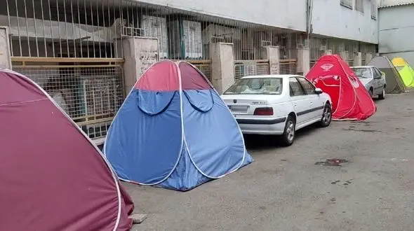 تداوم چادرخوابی همراهان بیماران شهرستانی در اطراف بیمارستان های تهران  + فیلم