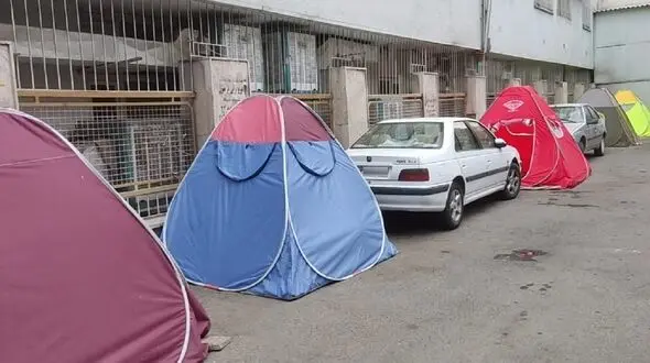 تداوم چادرخوابی همراهان بیماران شهرستانی در اطراف بیمارستان های تهران  + فیلم