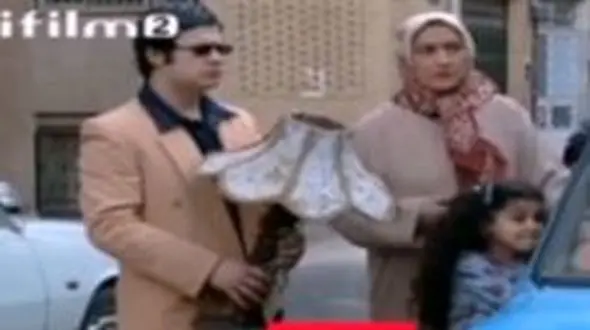 سکانس خنده دار گوله نمک سینمای ایران، علی صادقی موقع رفتن به مهمانی/ پدر من عقب نمیشینم موهام خراب میشه