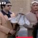 سکانس خنده دار گوله نمک سینمای ایران، علی صادقی موقع رفتن به مهمانی/ پدر من عقب نمیشینم موهام خراب میشه