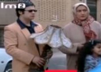 سکانس خنده دار گوله نمک سینمای ایران، علی صادقی موقع رفتن به مهمانی/ پدر من عقب نمیشینم موهام خراب میشه