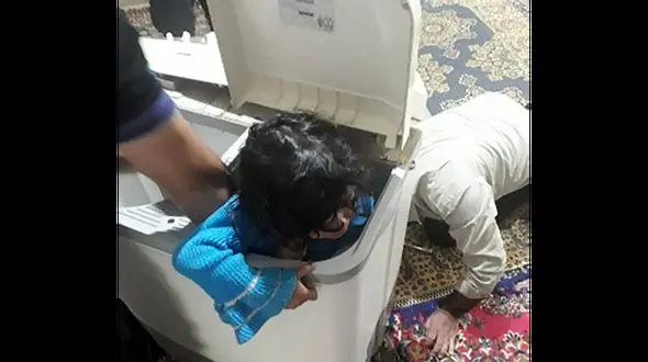 عکس گیر کردن یک بچه شیرازی در ماشین لباسشویی

