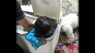 عکس گیر کردن یک بچه شیرازی در ماشین لباسشویی


