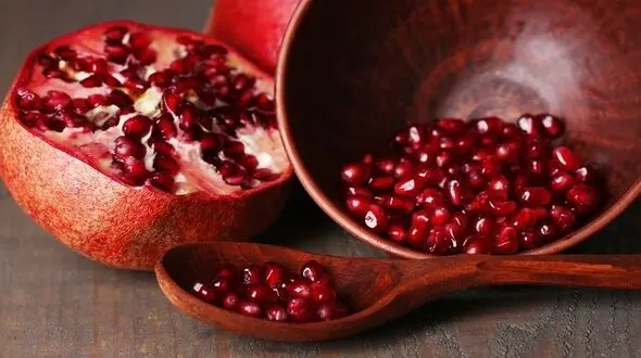 چرا باید انار را با پوست و پیه داخل آن خورد؟