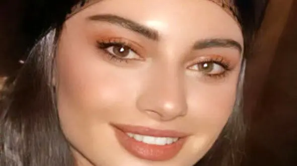 پوشش ترلان پروانه در کنسرت خواننده مو بور و معروف ایرانی!