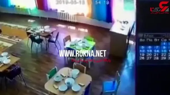 سقوط وحشتناک یک کودک / مربی مهد بچه را برای ترساندن روی لبه پنجره گذاشت!  /  در آستانه رخ داد +فیلم