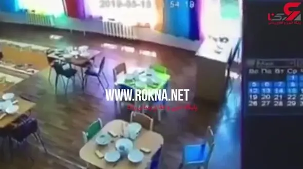 سقوط وحشتناک یک کودک / مربی مهد بچه را برای ترساندن روی لبه پنجره گذاشت!  /  در آستانه رخ داد +فیلم